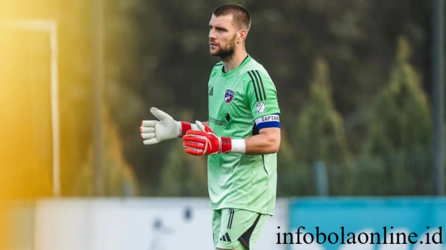 Pengamat Belanda Terkejut: Ajax Amsterdam Gaet Maarten Paes